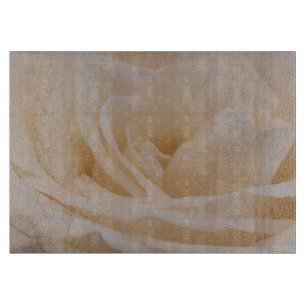 Cremefarbene Rose schließen Schneidebrett