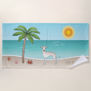 Cremefarbener Italienischer Windhund am tropischen Strandtuch