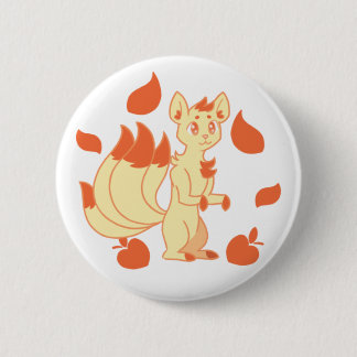 Cremefarbener Pfirsich-Kitsune im Herbstlaub-Butto Button
