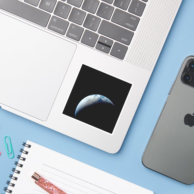 Crescent Earth wurde von der Apollo 4 Mission über Aufkleber (Laptop mit iPhone)