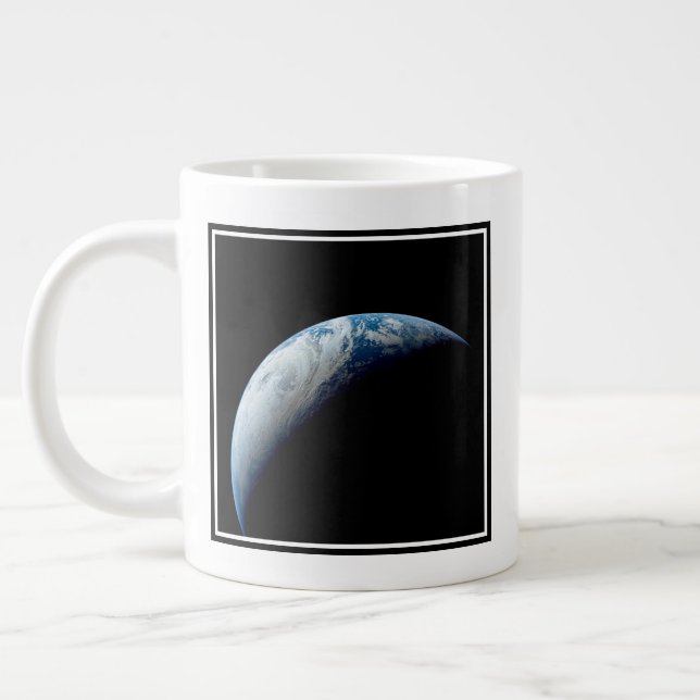 Crescent Earth wurde von der Apollo 4 Mission über Jumbo-Tasse (Links)