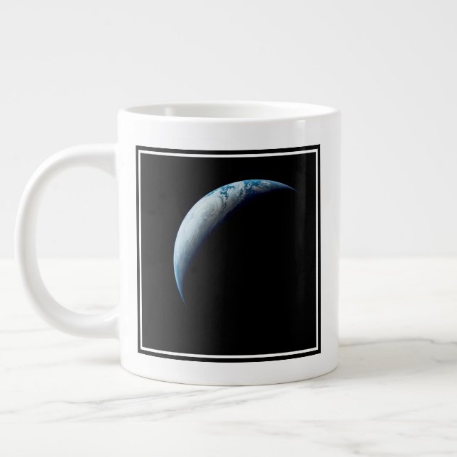Crescent Earth wurde von der Apollo 4 Mission über Jumbo-Tasse (Links)