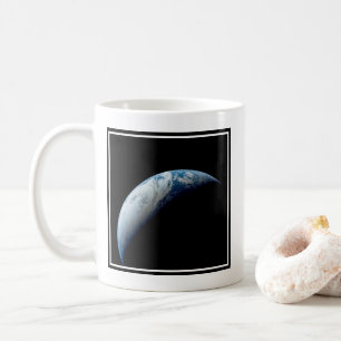 Crescent Earth wurde von der Apollo 4 Mission über Kaffeetasse