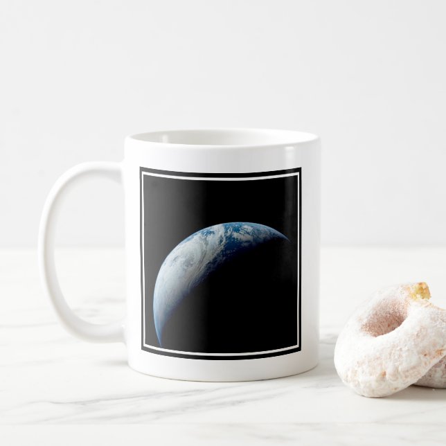 Crescent Earth wurde von der Apollo 4 Mission über Kaffeetasse (Mit Donut)