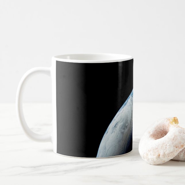Crescent Earth wurde von der Apollo 4 Mission über Kaffeetasse (Mit Donut)