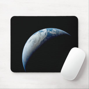 Crescent Earth wurde von der Apollo 4 Mission über Mousepad