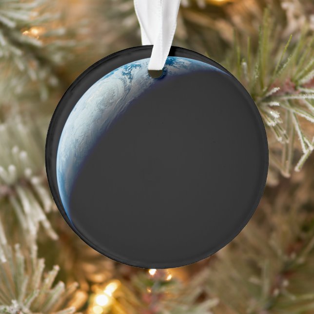 Crescent Earth wurde von der Apollo 4 Mission über Ornament (Baum)