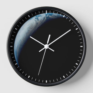 Crescent Earth wurde von der Apollo 4 Mission über Uhr