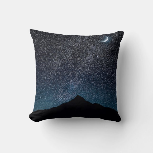 Crescent Moon Over Starry Mountain Kissen (Vorderseite)