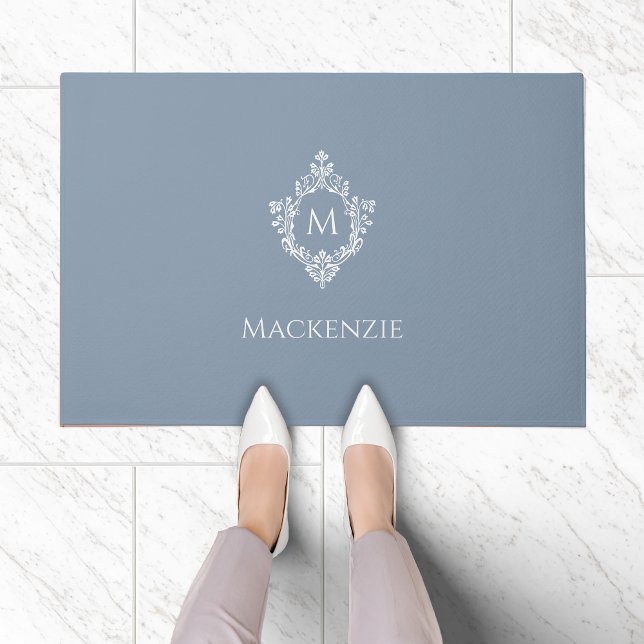 Crest Dusty Blue Monogram Elegantes Initial und Na Fußmatte (Von Creator hochgeladen)