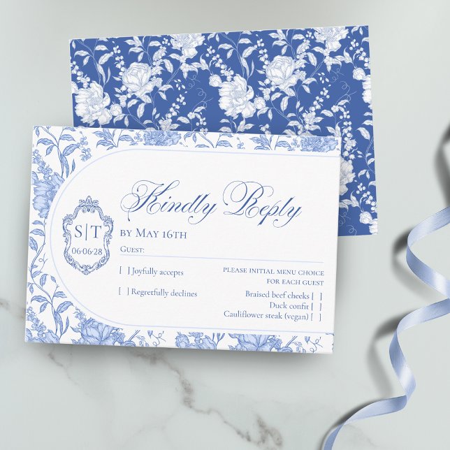 Crest Monogram Delft Blue Floral Script RSVP Karte (Von Creator hochgeladen)