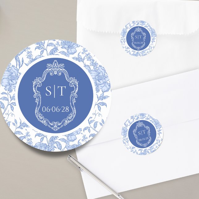 Crest Monogram Delft Blue Floral Wedding Runder Aufkleber (Von Creator hochgeladen)