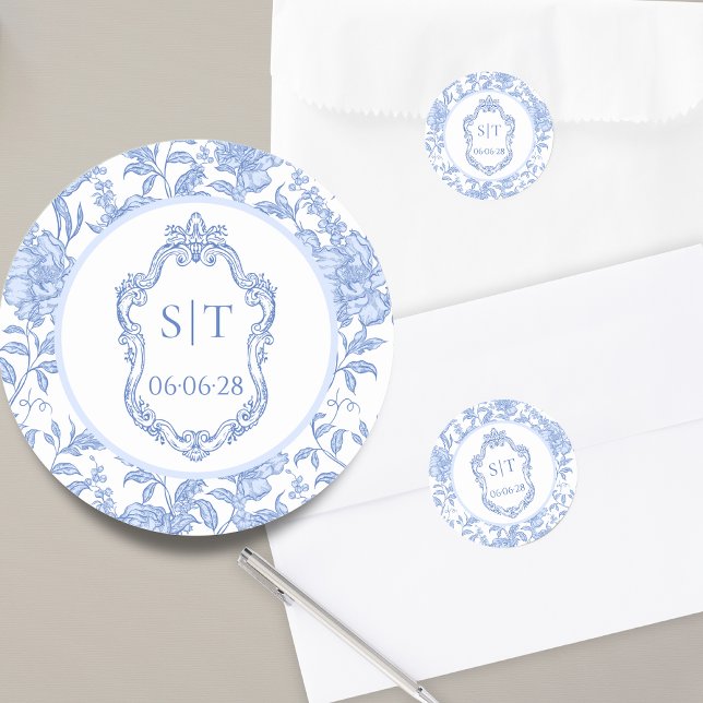 Crest Monogram Delft Blue Floral Wedding Runder Aufkleber (Von Creator hochgeladen)