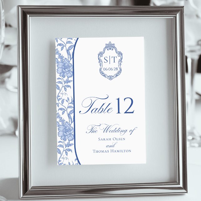 Crest-Monogramm Delft Blau Florales Schriftbild Tischnummer (Von Creator hochgeladen)