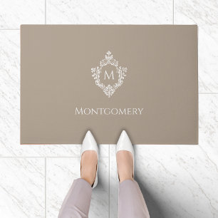 Crest Taupe Neutrals Elegantes Monogramm und Name Fußmatte