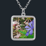 Crested Zwarf Iris Versilberte Kette<br><div class="desc">Zwerg Iris am Arrowhad-See Foto von Sandy Closs beim Wandern im Mai. Schöne,  farbenfrohe Blaue lila Wilde Iris,  die in den Wäldern nahe diesem klaren,  blauen Nordgeorgiensee wächst. Blume,  Blumen,  Wildblumen,  Hochzeit,  Beileid,  Geburtstag,  "Muttertag" Party Lavendel Weiß</div>