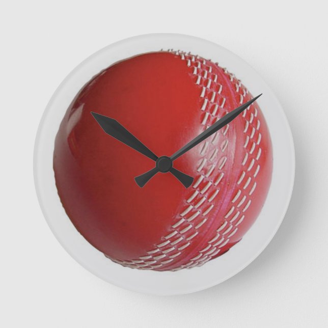 Cricket Ball Red Anpassen mit Ihrem Namen Runde Wanduhr (Vorderseite)