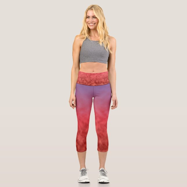 Crimson Haze in Dusk Capri Leggings (Vorderseite)