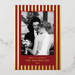 Crimson Red Stripes Folien Feiertagskarte<br><div class="desc">Genießen Sie die Romantik und den Charme der Urlaubssaison mit unserer eleganten,  "Merry & Verheiratet" Weihnachtskarte mit krummen roten Streifen,  einer perfekten Mischung aus Vintager Eleganz und alter Geldqualität.</div>