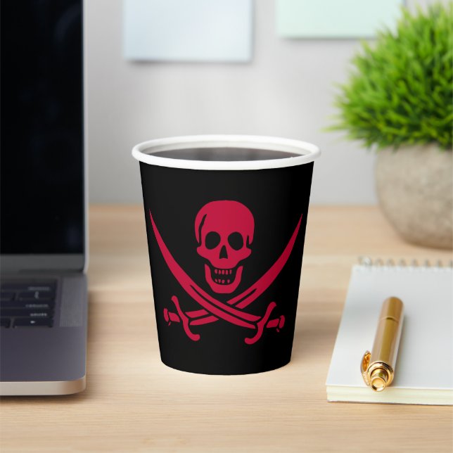 Crimson Skull & Schwerter Pirate Fahne von Calico  Pappbecher (InSitu)