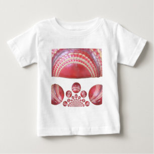 Crimson Spin - Ein wunderschöner Red Cricket Ball  Baby T-shirt