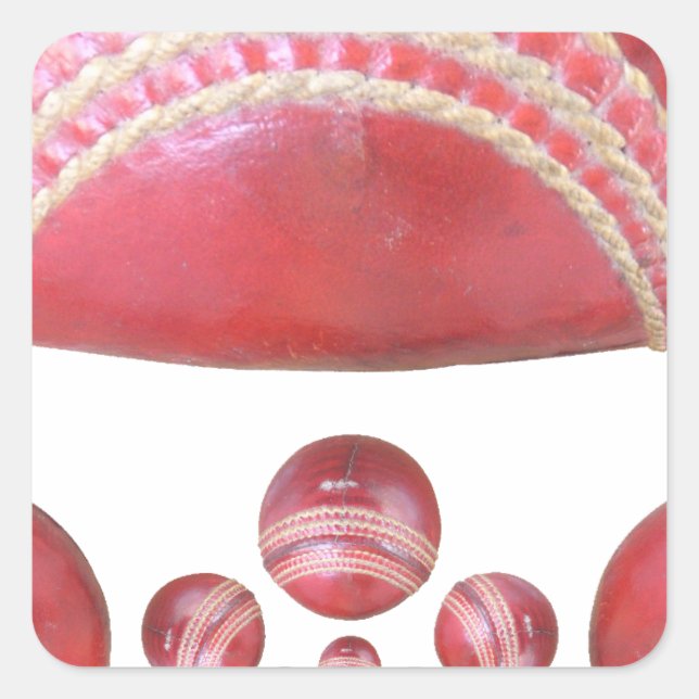 Crimson Spin - Ein wunderschöner Red Cricket Ball  Quadratischer Aufkleber (Vorderseite)