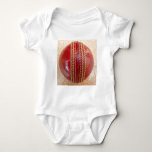 Crimson Stitch Focus: Nahaufnahme von Crickets Her Baby Strampler