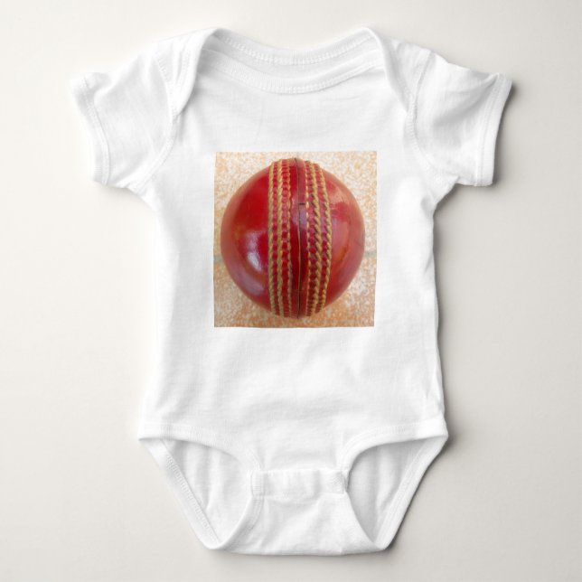 Crimson Stitch Focus: Nahes Up of Cricket's Heart Baby Strampler (Vorderseite)