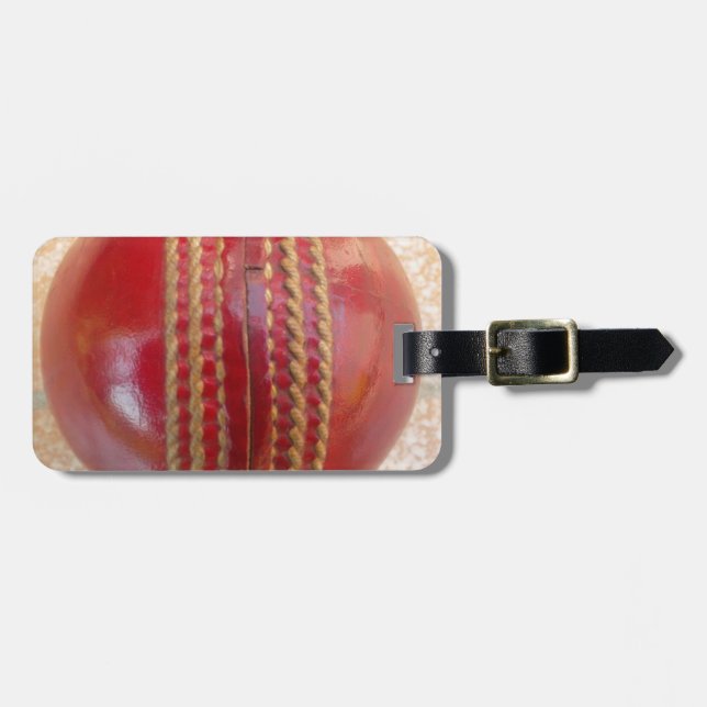 Crimson Stitch Focus: Nahes Up of Cricket's Heart Gepäckanhänger (Vorderseite horizontal)