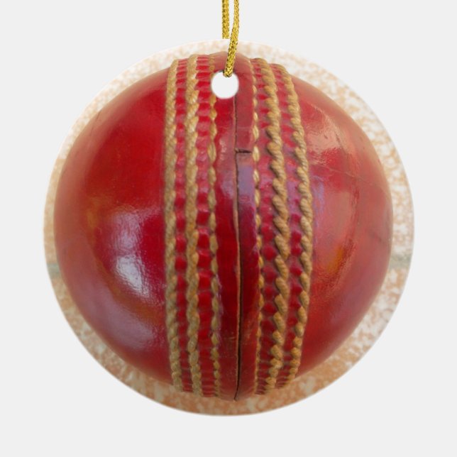 Crimson Stitch Focus: Nahes Up of Cricket's Heart Keramik Ornament (Vorne)