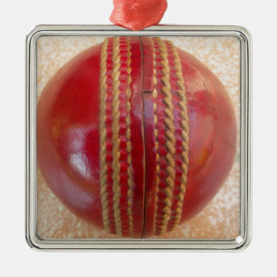 Crimson Stitch Focus: Nahes Up of Cricket's Heart Silbernes Ornament