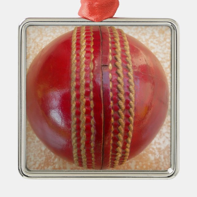 Crimson Stitch Focus: Nahes Up of Cricket's Heart Silbernes Ornament (Vorne)