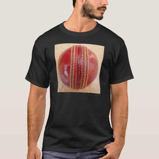 Crimson Stitch Focus: Nahes Up of Cricket's Heart T-Shirt (Vorderseite)