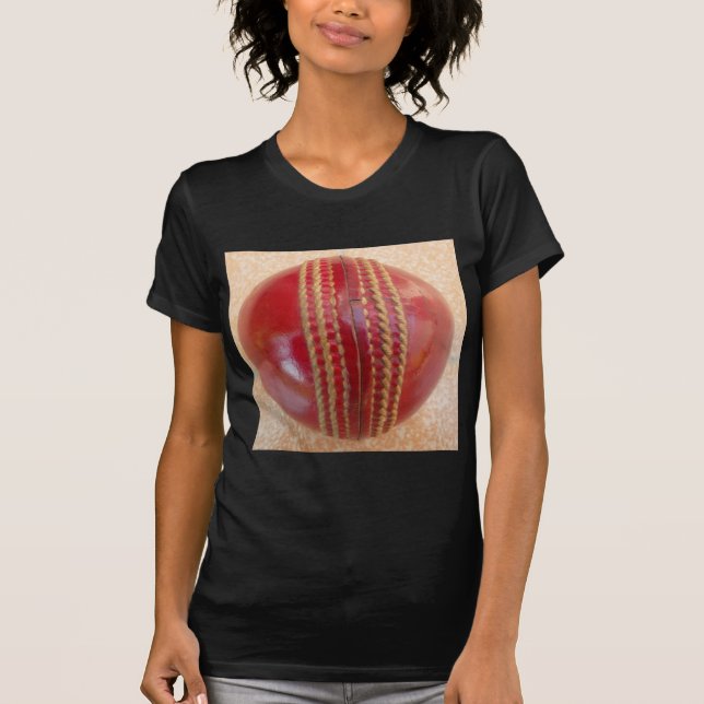 Crimson Stitch Focus: Nahes Up of Cricket's Heart T-Shirt (Vorderseite)