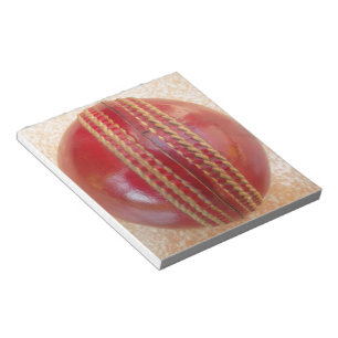 Crimson Stitch Fokus: Nahaufnahme von Crickets Her Notizblock