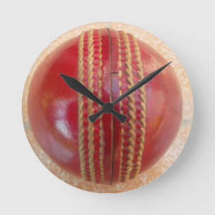 Crimson Stitch Fokus: Nahaufnahme von Crickets Her Runde Wanduhr
