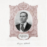 Crispus Attucks: Märtyrer der amerikanischen Revol Fotoskulptur Ornament<br><div class="desc">Crispus Attucks, eine mutige Gestalt gemischter afrikanischer und nativer amerikanischer Abstammung, wird oft als erster Märtyrer der Amerikanischen Revolution gefeiert. Geboren um 1723 in Framingham, Massachusetts, sah sich Attucks den harten Realitäten der Sklaverei schon früh in seinem Leben gegenüber. Aber er entkam und fand Arbeit als Seemann, der durch die...</div>