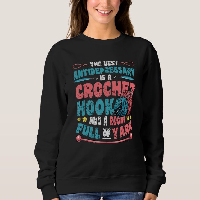 Crochet Hook And Room Full Of Yarn Crochet Sweatshirt (Vorderseite)