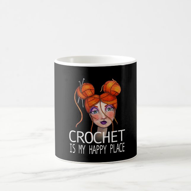 Crochet ist mein glücklicher Ort Funny Geschenk Cr Kaffeetasse (Mittel)