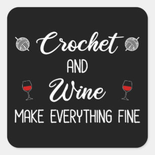 Crochet und Wein machen alles schön Quadratischer Aufkleber