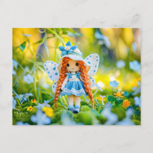 Crocheted Doll mit Hut und Blüten Feiertagspostkarte