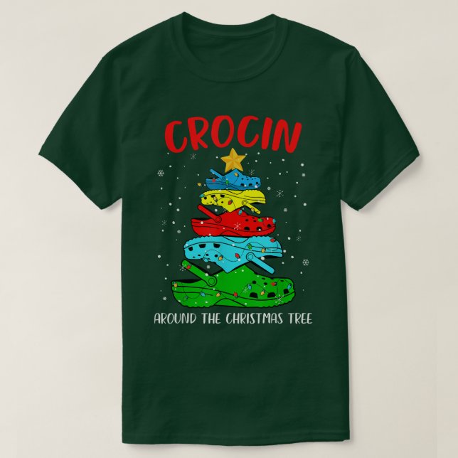 Crocin um den Weihnachtsbaum Pajama Funny Xmas T-Shirt (Design vorne)