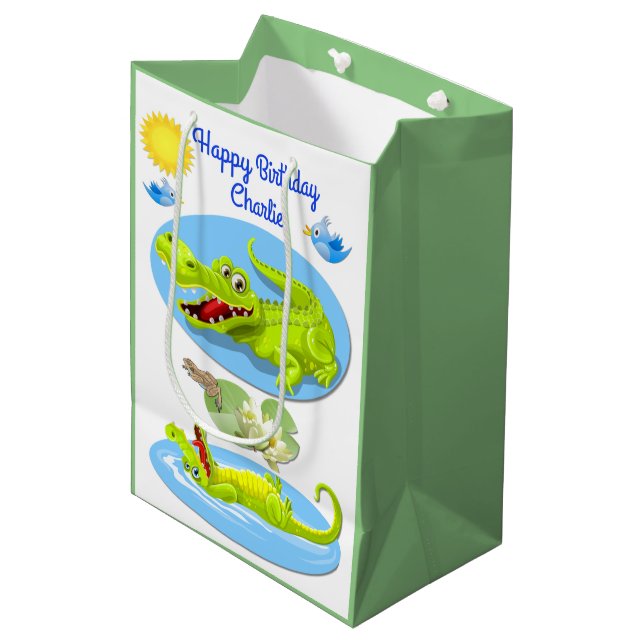 Crocodile Smile Birthday Mittlere Geschenktüte (Vorderseite Schrägansicht)