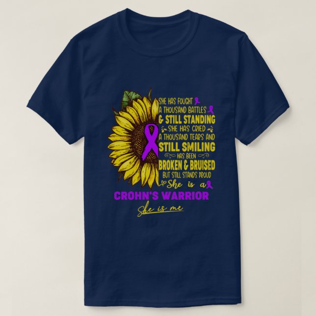 Crohns Awareness Sie ist ein Crohns Warrior Sie is T-Shirt (Design vorne)