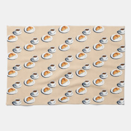 Croissant auf einem Teller mit einer Tasse schwarz Geschirrtuch