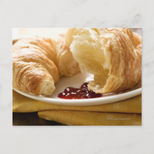 Croissant mit Marmelade auf dem Teller Postkarte