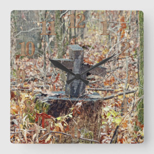 Cross in the Woods Quadratische Wanduhr