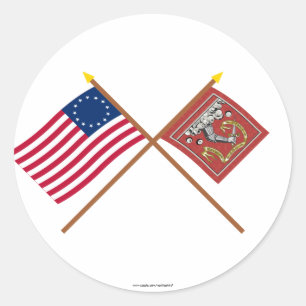 Crossed Betsy Ross und Bedford Flags Runder Aufkleber