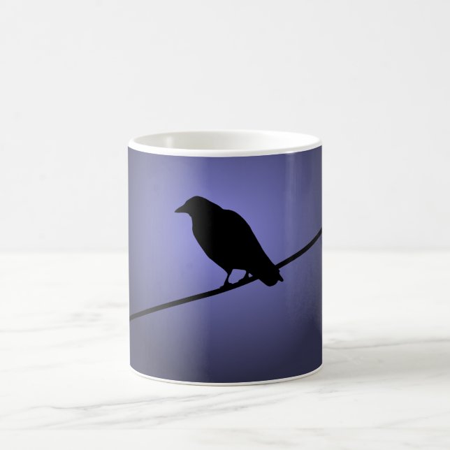 Crow auf einem Telefonkabel Kaffeetasse (Mittel)