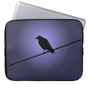 Crow auf einem Telefonkabel Laptopschutzhülle
